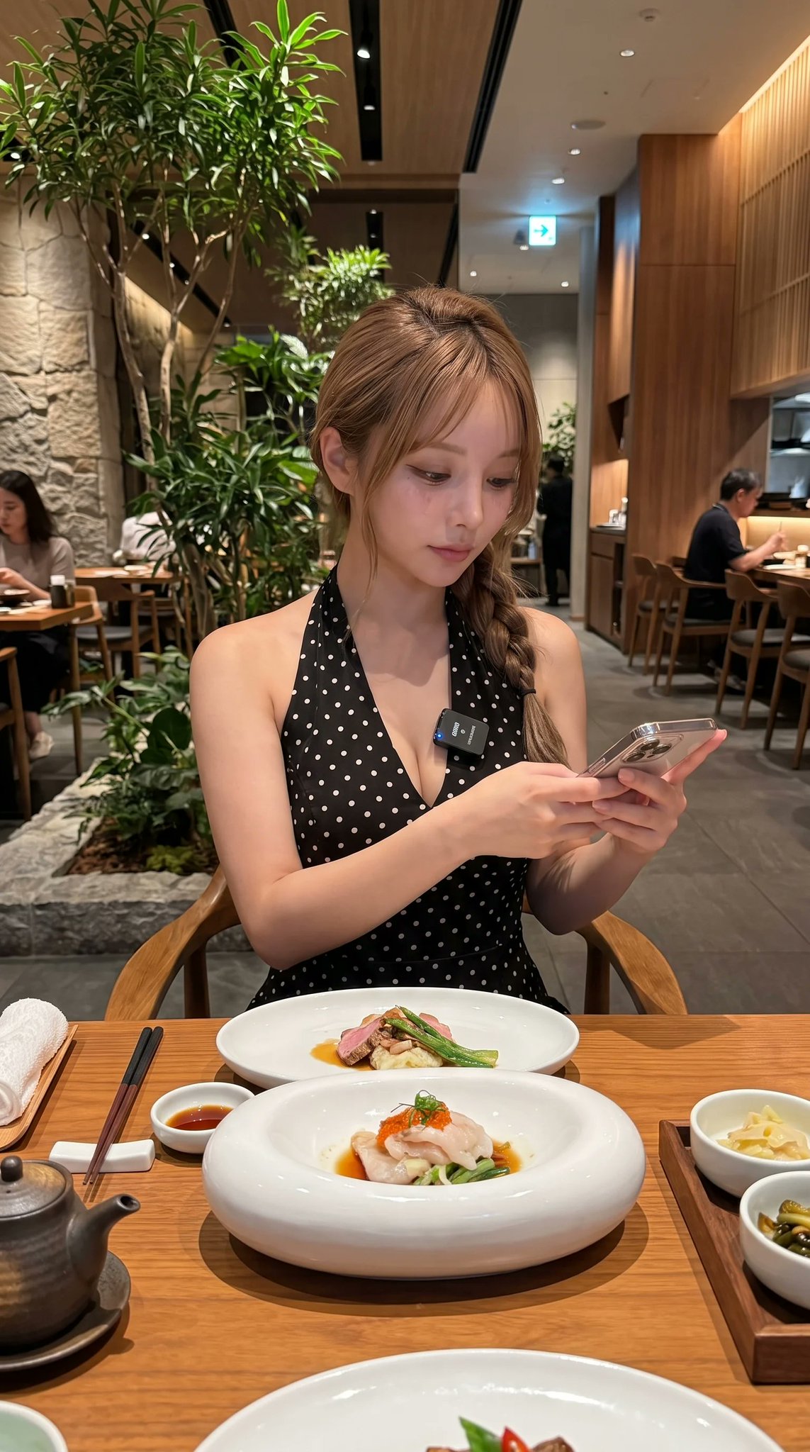 Nanobanana Pro 生成 现代亚洲餐厅时尚女性美食博主写实人像 - AI绘画提示词