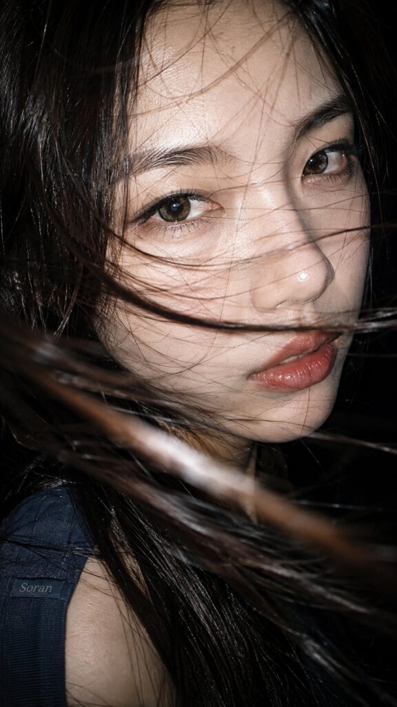 Realistic East Asian Woman Extreme Closeup Flash Portrait | 极近景真实东亚女性直闪肖像 3 Nanobanana Pro 生成 极近景真实东亚女性直闪肖像 - AI绘画提示词