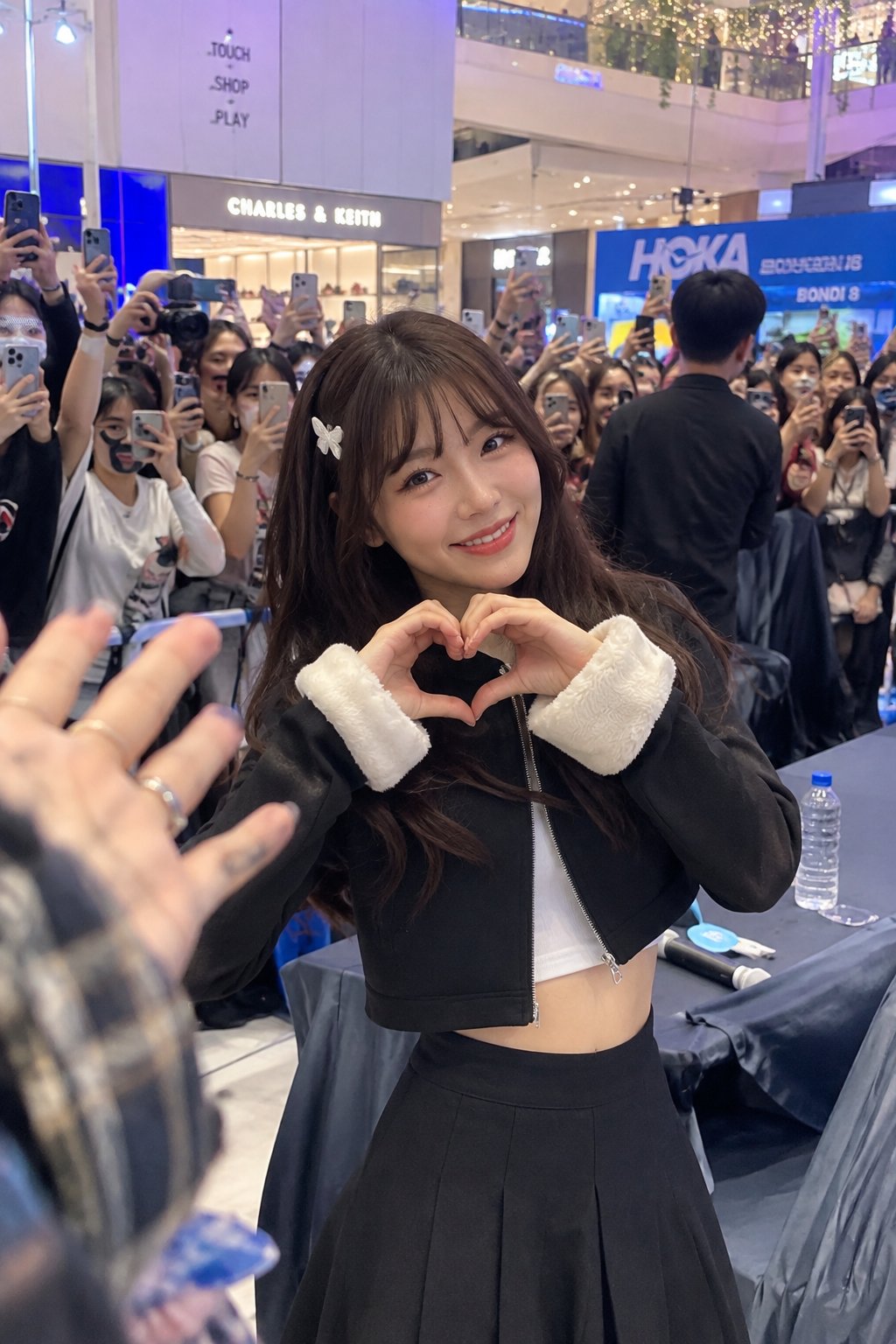 Nanobanana Pro 生成 粉丝见面会比心少女写实人像 - AI绘画提示词
