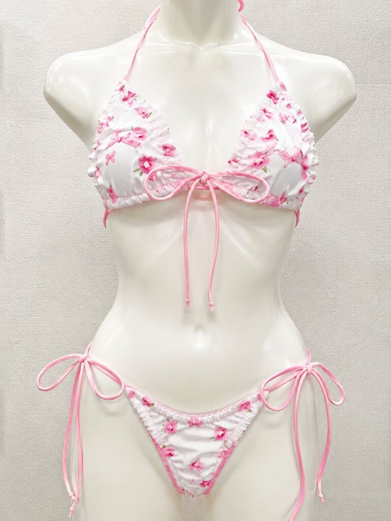 Japanese Sweet Floral Bikini | 极具日系氛围感的甜美粉白碎花系带比基尼 6 Nanobanana Pro 生成 极具日系氛围感的甜美粉白碎花系带比基尼 - AI绘画提示词