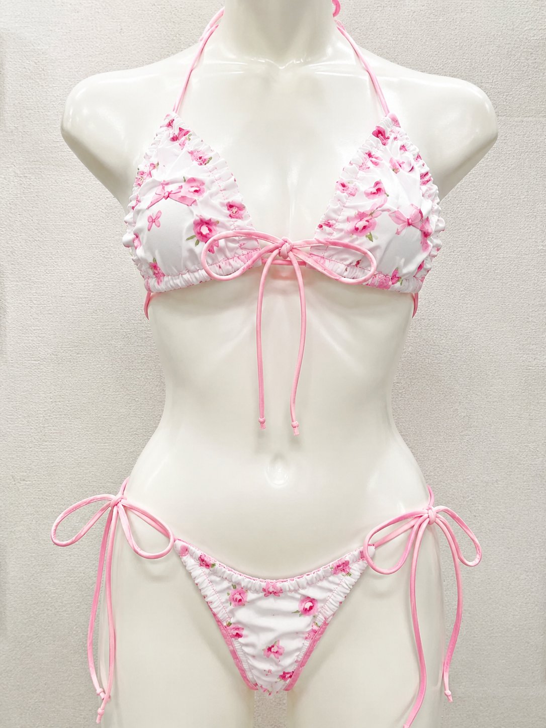 Japanese Sweet Floral Bikini | 极具日系氛围感的甜美粉白碎花系带比基尼 2 Nanobanana Pro 生成 极具日系氛围感的甜美粉白碎花系带比基尼 - AI绘画提示词