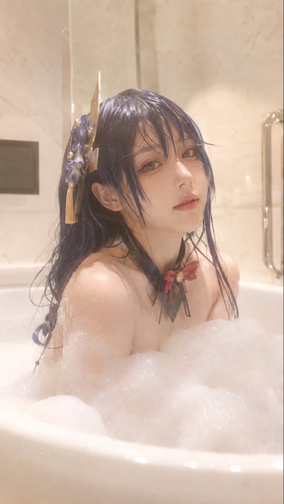 Nanobanana Pro 生成 奶油色调东亚女性浴缸泡泡浴私房 - AI绘画提示词