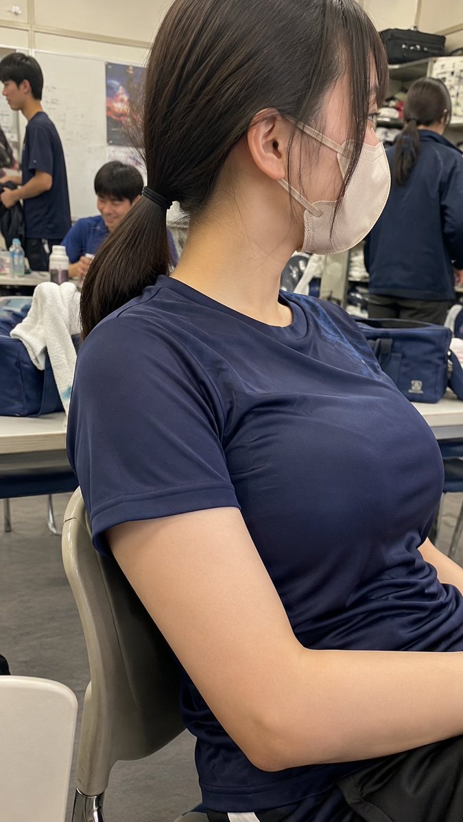 Nanobanana Pro 生成 大学社团室运动服女性自然侧影抓拍 - AI绘画提示词