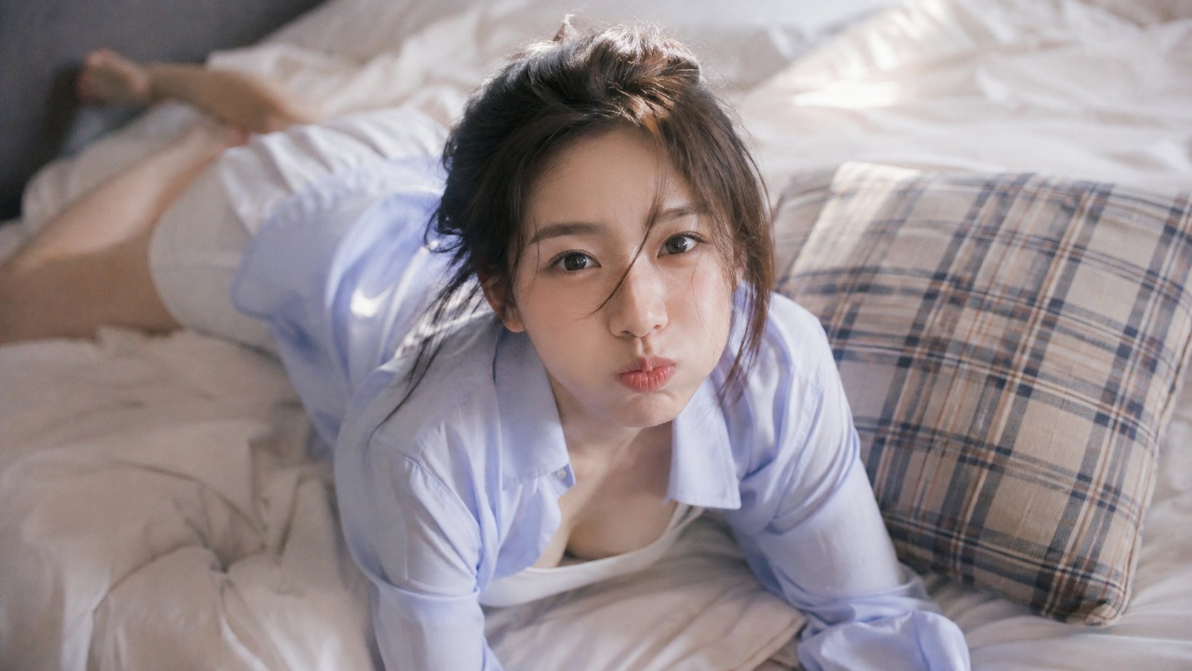 Korean Style Bedroom Girlfriend Cinematic Still | 韩系卧室女友写真电影感构图 2 Nanobanana Pro 生成 韩系卧室女友写真电影感构图 - AI绘画提示词