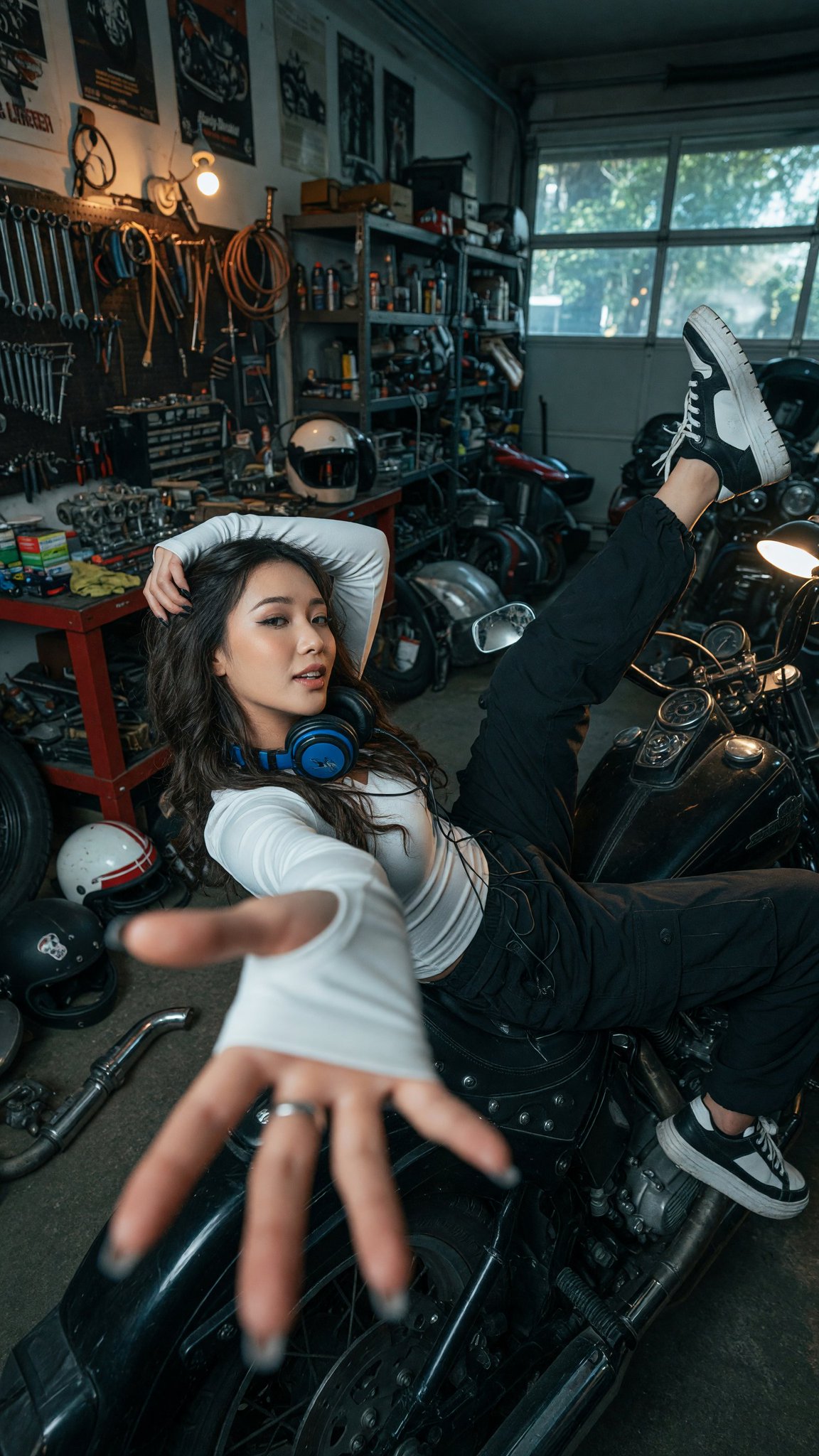 Cinematic East Asian Woman Motorcycle Workshop Portrait | 摩托车库里的东亚女性电影感特写 2 Nanobanana Pro 生成 摩托车库里的东亚女性电影感特写 - AI绘画提示词