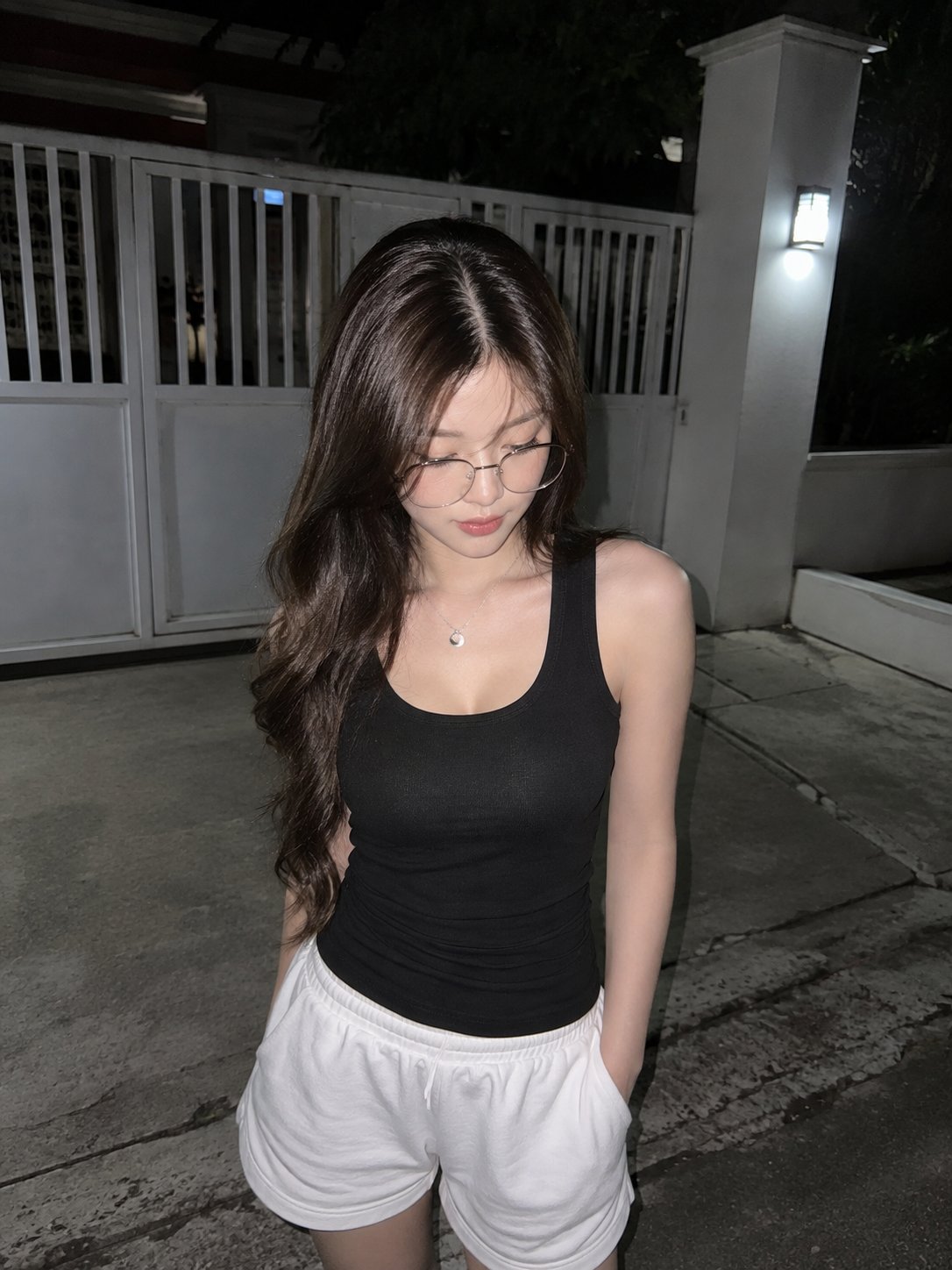 Nanobanana Pro 生成 深夜住宅区直闪抓拍东亚女性 - AI绘画提示词