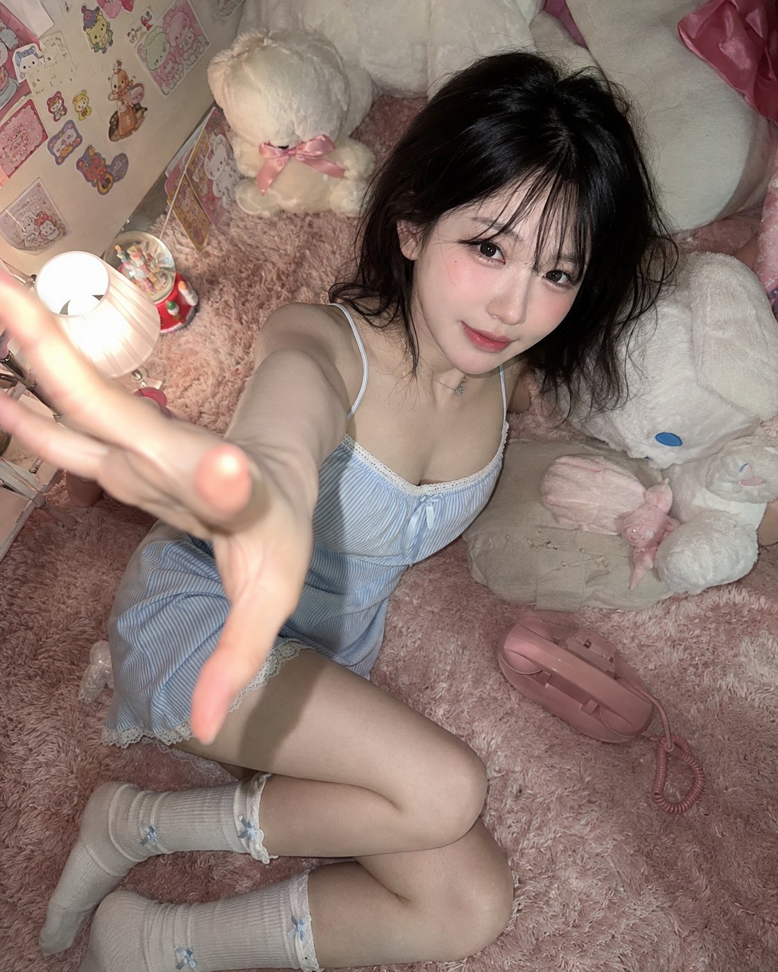 Nanobanana Pro 生成 粉白玩偶感居家直闪韩系少女 - AI绘画提示词