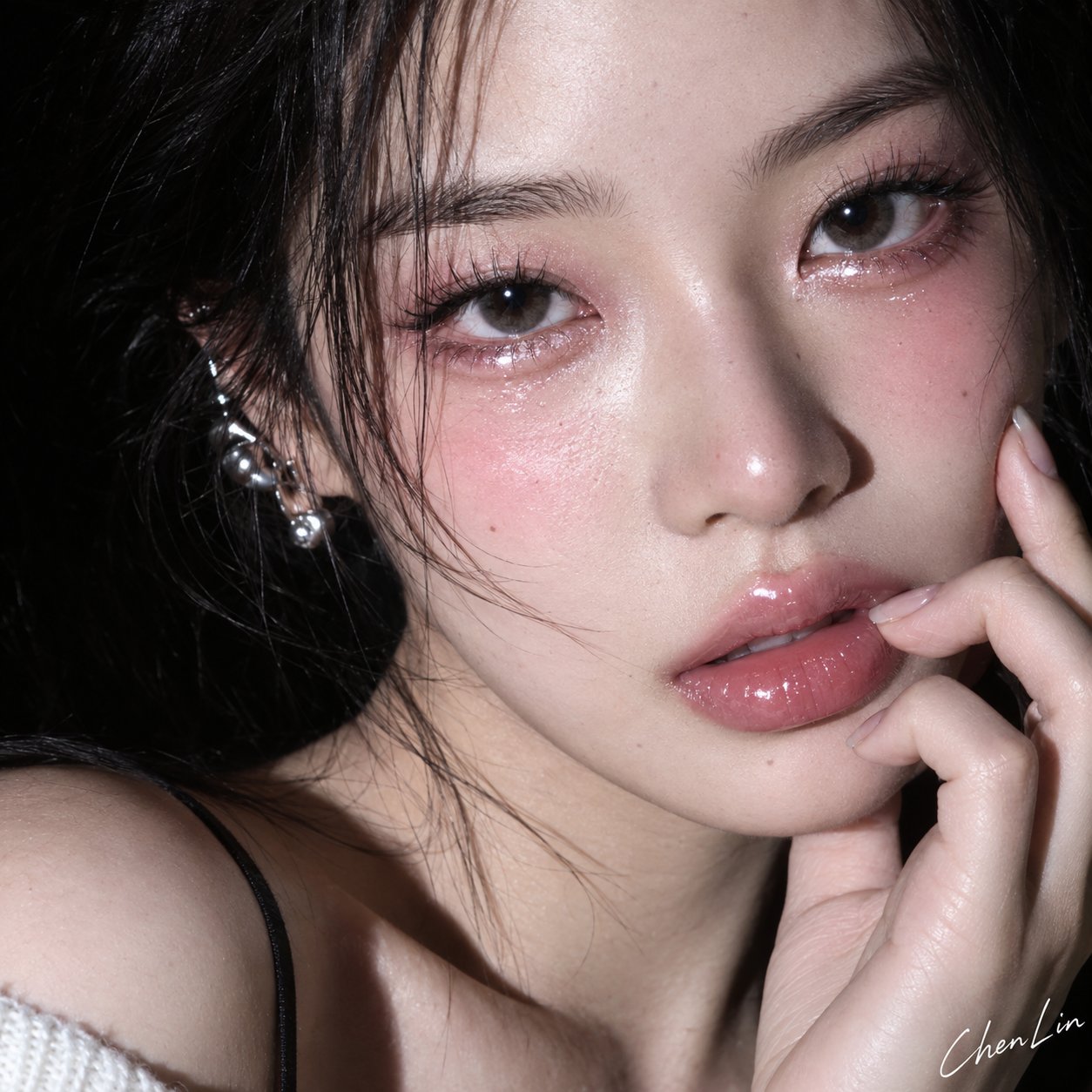 Macro Hard Flash Korean Wet Makeup Portrait | 极近微距硬闪韩系湿润感美妆写真 2 Nanobanana Pro 生成 极近微距硬闪韩系湿润感美妆写真 - AI绘画提示词