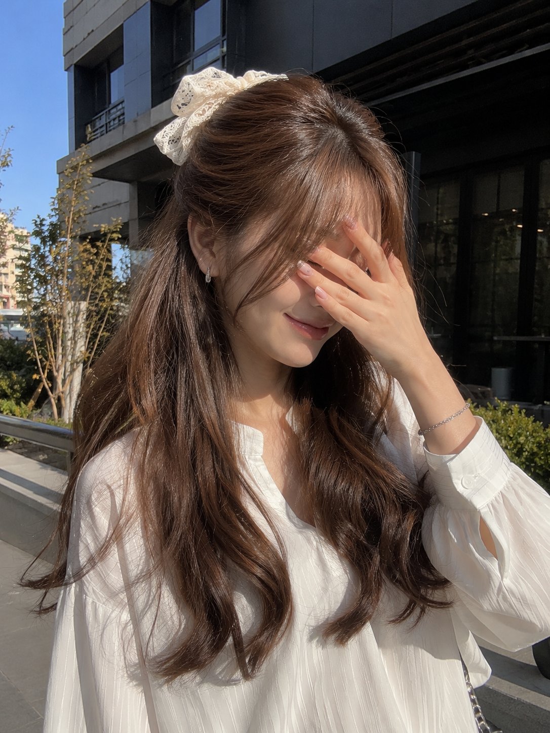 Nanobanana Pro 生成 阳光下的韩系唯美遮眼少女 - AI绘画提示词