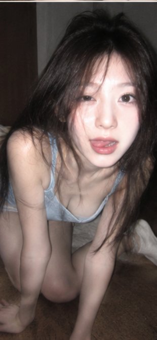 Nanobanana Pro 生成 昏暗卧室深夜随拍扎发东亚女性 - AI绘画提示词
