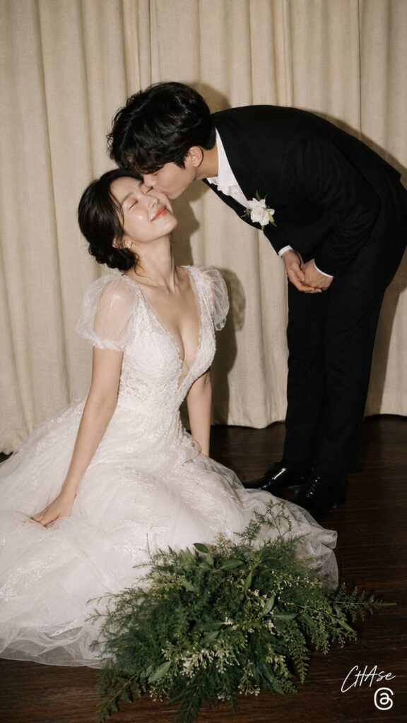 Vintage Film Wedding Snapshot Groom Kissing Kneeling Bride | 复古胶片感婚礼抓拍新郎亲吻跪坐新娘 5 Nanobanana Pro 生成 复古胶片感婚礼抓拍新郎亲吻跪坐新娘 - AI绘画提示词