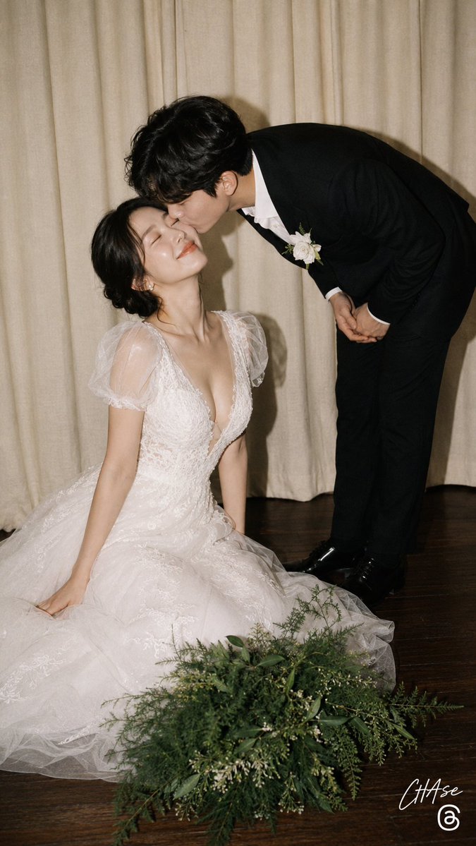 Vintage Film Wedding Snapshot Groom Kissing Kneeling Bride | 复古胶片感婚礼抓拍新郎亲吻跪坐新娘 2 Nanobanana Pro 生成 复古胶片感婚礼抓拍新郎亲吻跪坐新娘 - AI绘画提示词