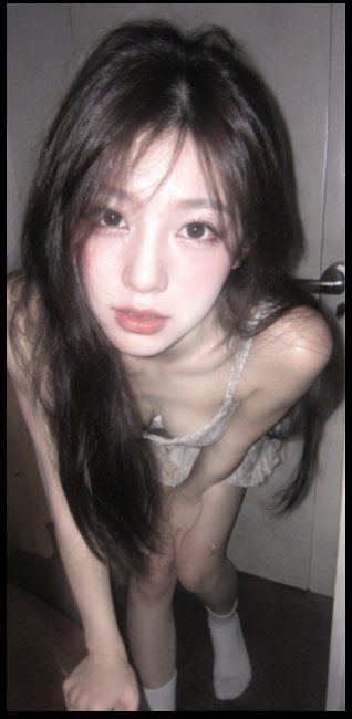 Nanobanana Pro 生成 深夜室内东亚女性写实抓拍人像 - AI绘画提示词