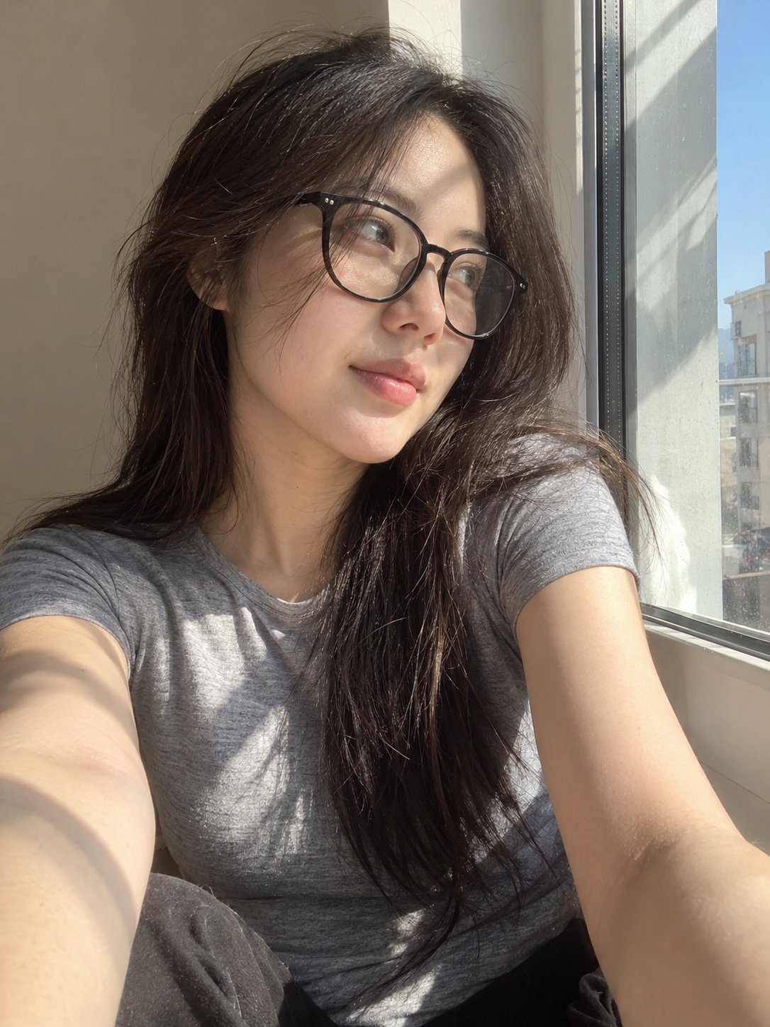 Nanobanana Pro 生成 窗边东亚女性超写实手机自拍 - AI绘画提示词
