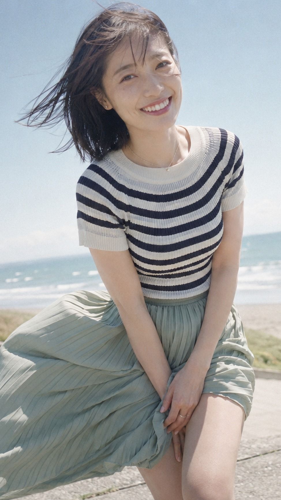 Japanese Woman Seaside Striped Knit Pleated Skirt Portrait | 海边吹风的条纹衫褶裙日本女性全身人像 2 Nanobanana Pro 生成 海边吹风的条纹衫褶裙日本女性全身人像 - AI绘画提示词