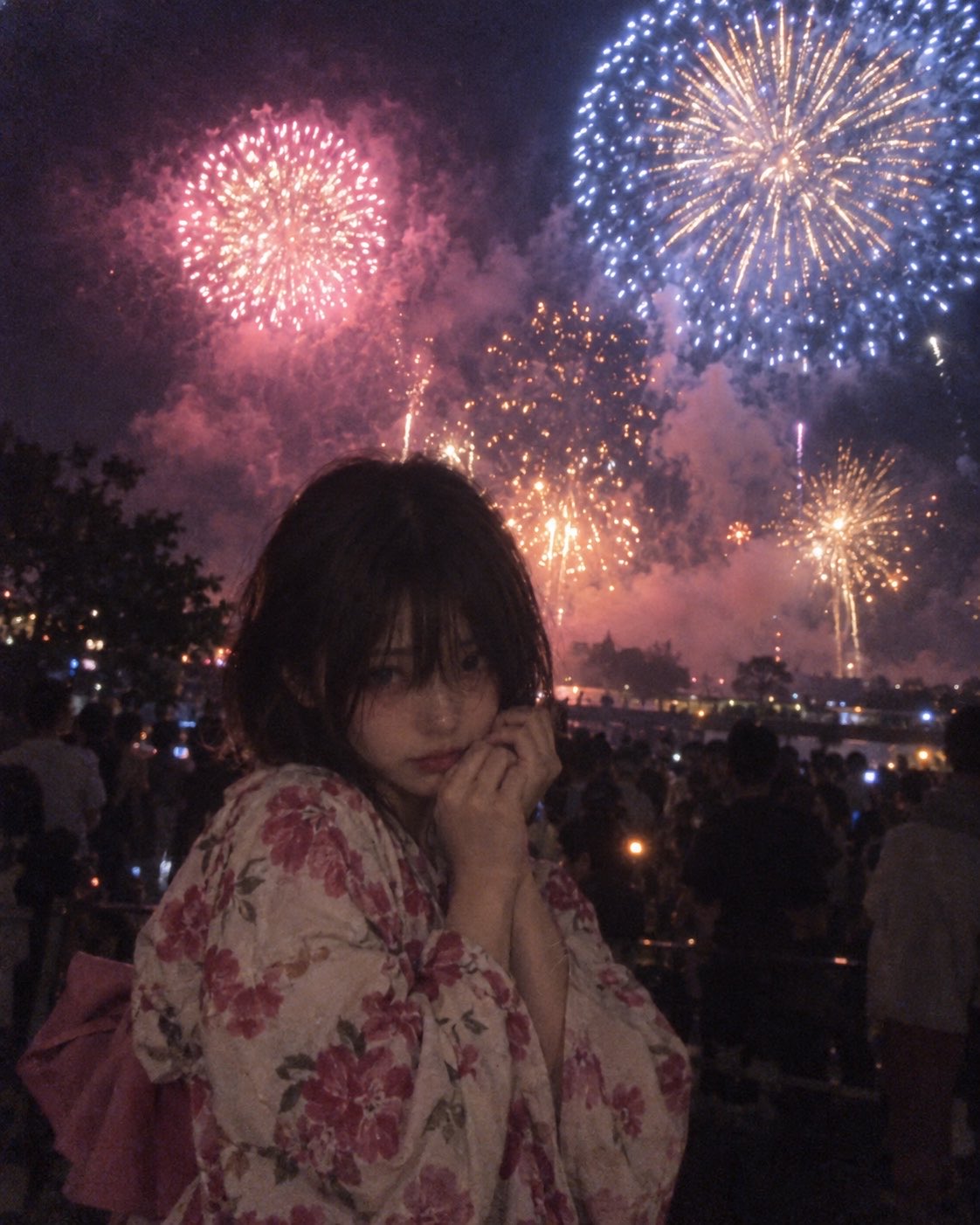 Nanobanana Pro 生成 夏日烟火祭典少女超写实胶片随手拍 - AI绘画提示词