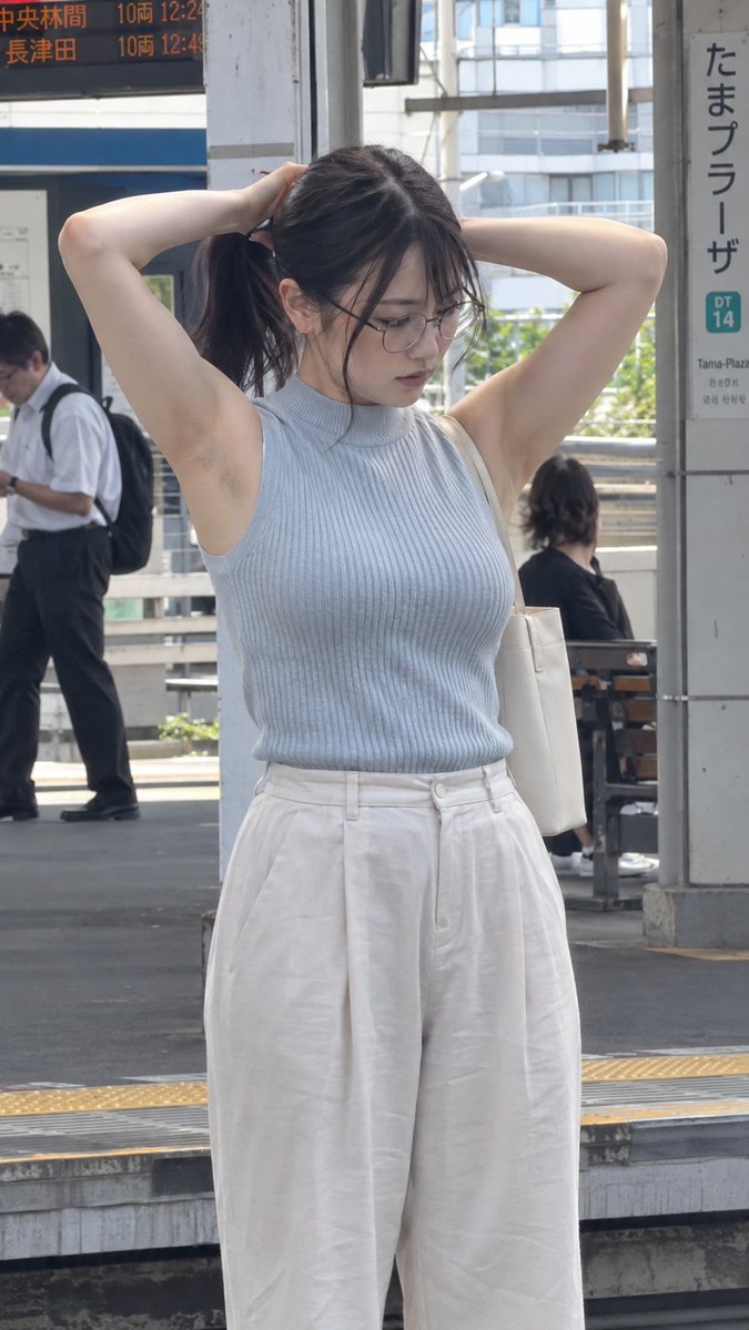 Nanobanana Pro 生成 日本车站月台扎发女性iPhone抓拍 - AI绘画提示词