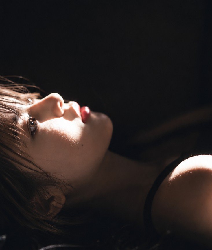 Nanobanana Pro 生成 黑暗背景东亚女性电影感写实侧颜肖像 - AI绘画提示词