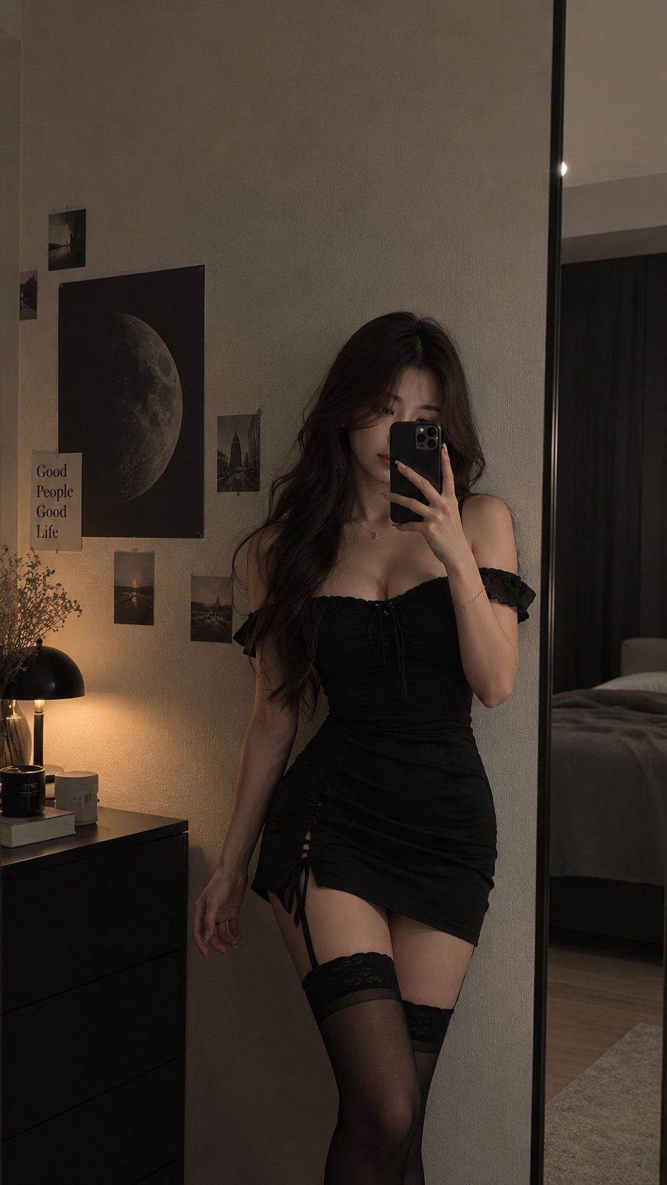 Nanobanana Pro 生成 室内镜面前黑发露肩装女性人像 - AI绘画提示词