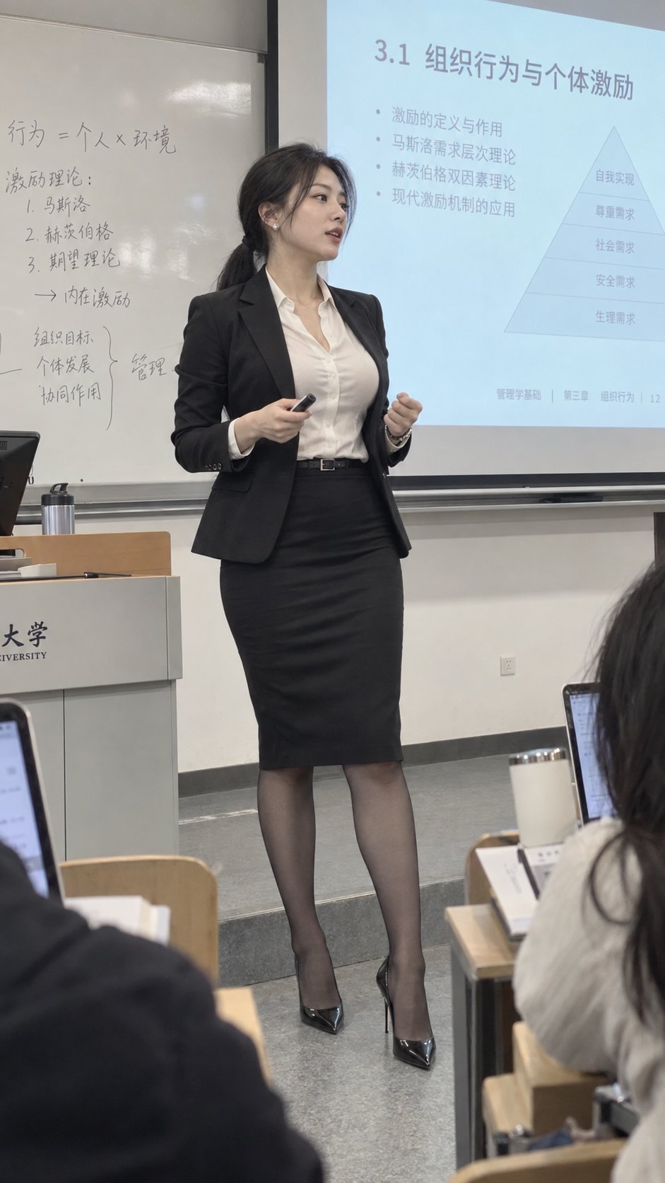 Nanobanana Pro 生成 大学课堂知性时尚女教师手机抓拍 - AI绘画提示词