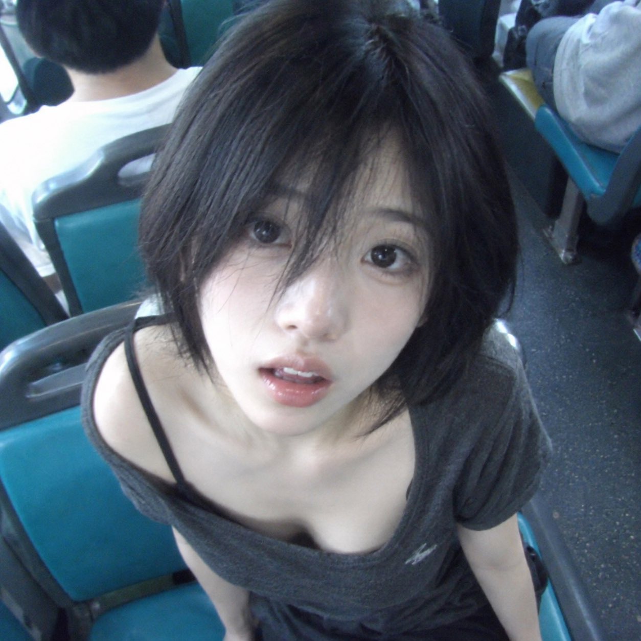 High Angle Bus Selfie East Asian Woman Low Res Texture | 公交车高机位俯拍短发东亚女性低清质感自拍 2 Nanobanana Pro 生成 公交车高机位俯拍短发东亚女性低清质感自拍 - AI绘画提示词