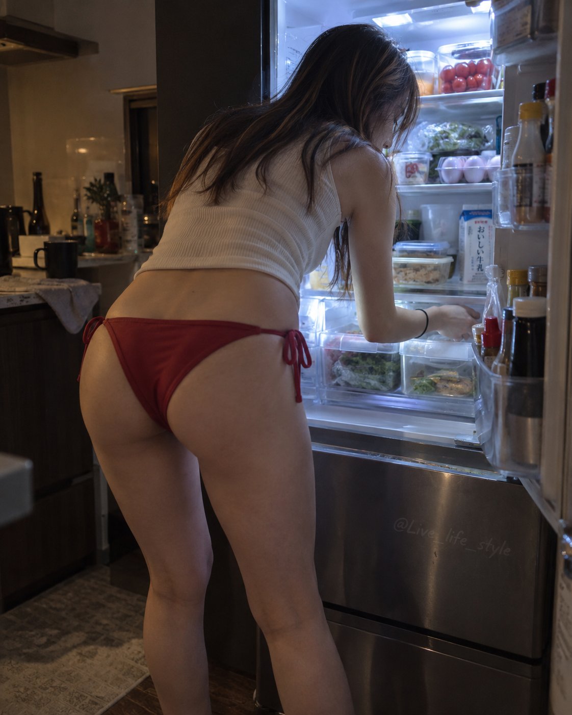 Nanobanana Pro 生成 昏暗厨房冰箱前的日本女性日常快照 - AI绘画提示词