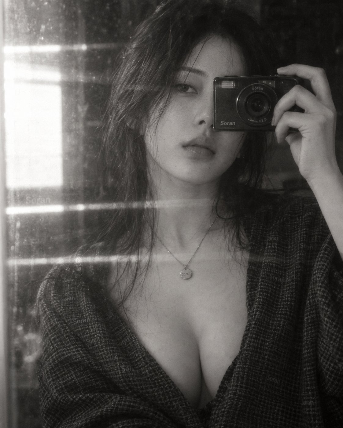 Nanobanana Pro 生成 胶片质感黑白镜面自拍东亚女性人像 - AI绘画提示词