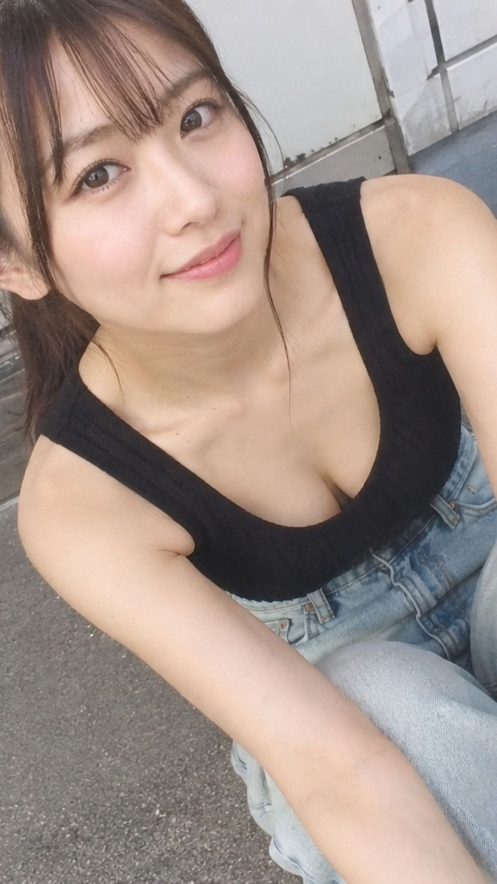 Nanobanana Pro 生成 玄关旁俯拍的黑色背心牛仔裤日本女性肖像 - AI绘画提示词