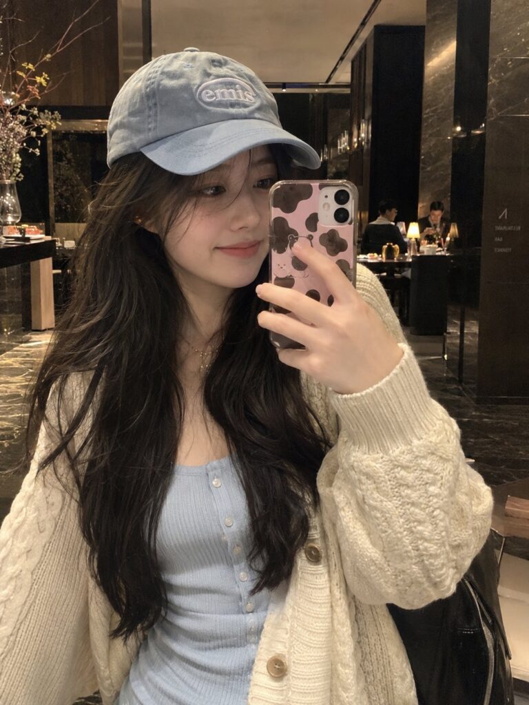 Nanobanana Pro 生成 室内高档餐厅自然手机自拍东亚女性 - AI绘画提示词