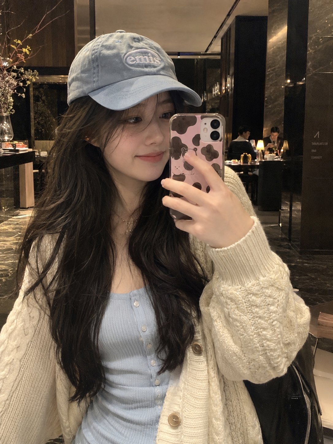 Nanobanana Pro 生成 室内高档餐厅自然手机自拍东亚女性 - AI绘画提示词