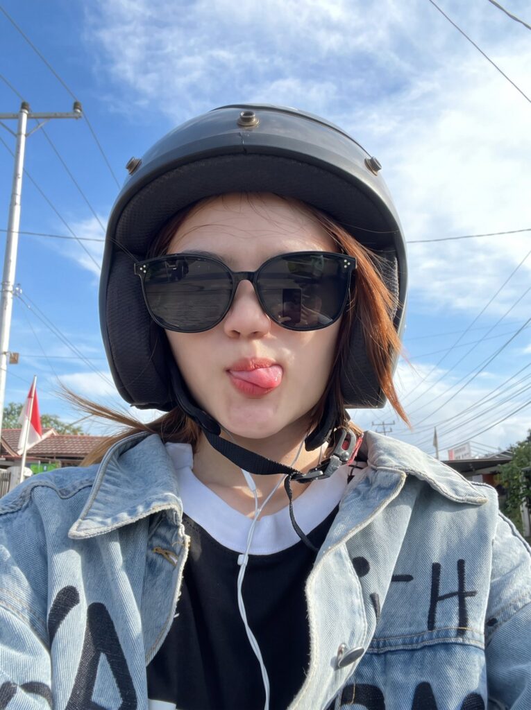 Playful Selfie Auburn Hair Motorcycle Helmet | 俏皮吐舌头复古机车盔女性自拍 3 Nanobanana Pro 生成 俏皮吐舌头复古机车盔女性自拍 - AI绘画提示词