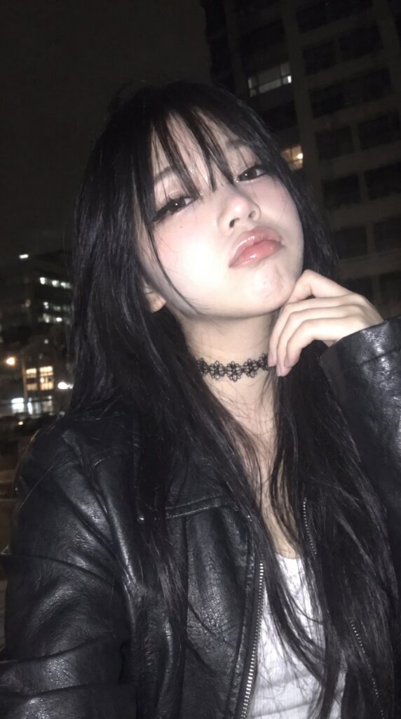 Amateur Iphone Selfie Japanese Woman Night | 业余自然模糊iPhone自拍日本年轻女性 6 Nanobanana Pro 生成 业余自然模糊iPhone自拍日本年轻女性 - AI绘画提示词