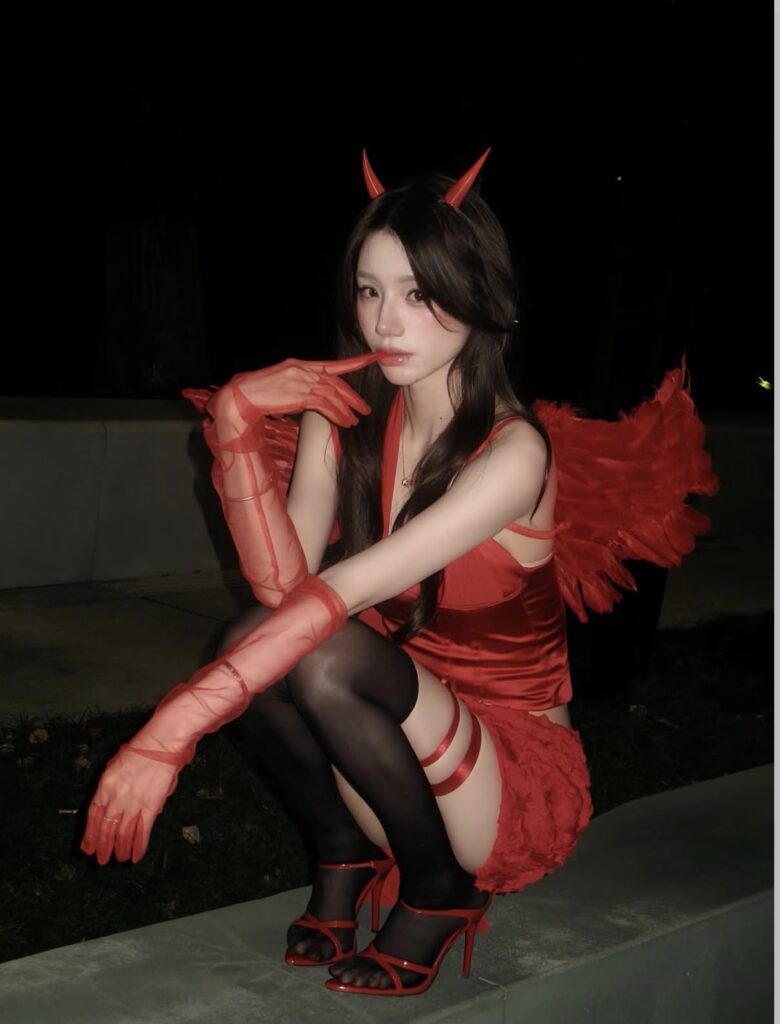 Night Flash Devil Portrait | 魅影小恶魔:暗夜闪光深蹲人像 5 Nanobanana Pro 生成 魅影小恶魔:暗夜闪光深蹲人像 - AI绘画提示词